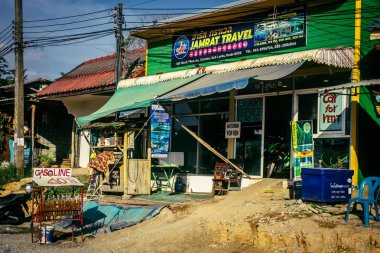 Koh Lanta, Tayland, 6 Şubat 2025 Güney Tayland 'da Koh Lanta adası. Vahşi ve el değmemiş plajları, hareketli pazarı ve hareketli sokak hayatı ile ünlüdür..