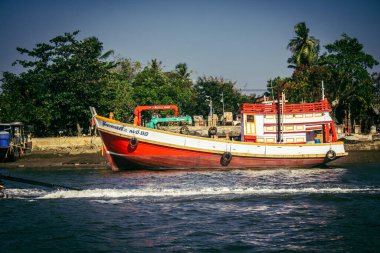 Krabi, Tayland, 6 Şubat 2025 Güney Tayland 'da sıklıkla görülen Krabi yakınlarındaki sürat teknesi. Turistleri taşımak da dahil olmak üzere çeşitli amaçlar için kullanılır..