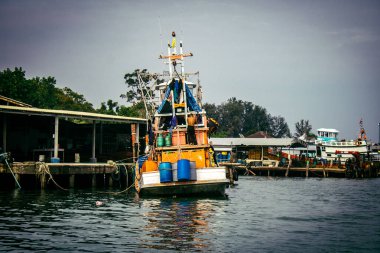 Krabi, Tayland, 6 Şubat 2025 Güney Tayland 'da sıklıkla görülen Krabi yakınlarındaki sürat teknesi. Turistleri taşımak da dahil olmak üzere çeşitli amaçlar için kullanılır..
