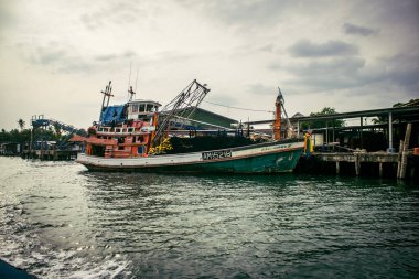 Krabi, Tayland, 6 Şubat 2025 Güney Tayland 'da sıklıkla görülen Krabi yakınlarındaki sürat teknesi. Turistleri taşımak da dahil olmak üzere çeşitli amaçlar için kullanılır..