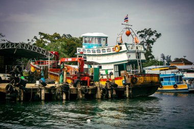 Krabi, Tayland, 6 Şubat 2025 Güney Tayland 'da sıklıkla görülen Krabi yakınlarındaki sürat teknesi. Turistleri taşımak da dahil olmak üzere çeşitli amaçlar için kullanılır..