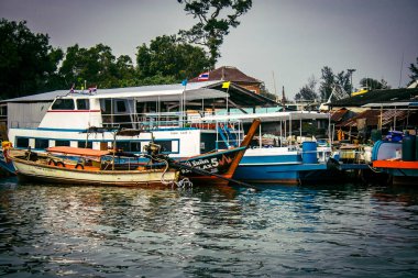 Krabi, Tayland, 6 Şubat 2025 Güney Tayland 'da sıklıkla görülen Krabi yakınlarındaki sürat teknesi. Turistleri taşımak da dahil olmak üzere çeşitli amaçlar için kullanılır..