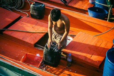 Preak Svay, Koh Rong Adası, Kamboçya, 6 Şubat 2025 balıkçı adanın kuzeyinde bulunan otantik yüzen bir Khmer balıkçı köyünde. Nüfusun ana faaliyeti balıkçılıktır..