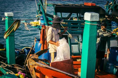 Preak Svay, Koh Rong Adası, Kamboçya, 6 Şubat 2025 balıkçı adanın kuzeyinde bulunan otantik yüzen bir Khmer balıkçı köyünde. Nüfusun ana faaliyeti balıkçılıktır..