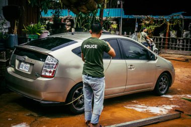 Svay, Koh Rong Adası, Kamboçya, 6 Şubat 2025 Polis memuru adanın kuzeyinde bulunan otantik bir balıkçı köyünde devriye aracını temizliyor..