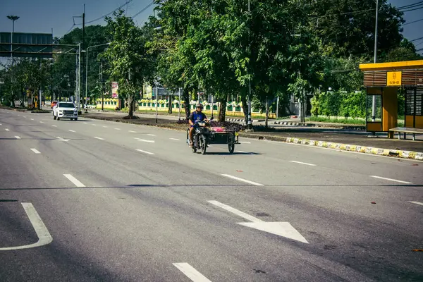 Koh Lanta, Tayland, 6 Şubat 2025 Güney Tayland 'da Koh Lanta adası. Vahşi ve el değmemiş plajları, hareketli pazarı ve hareketli sokak hayatı ile ünlüdür..