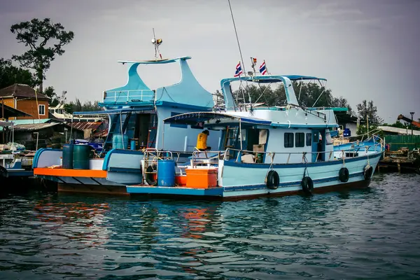 Krabi, Tayland, 6 Şubat 2025 Güney Tayland 'da sıklıkla görülen Krabi yakınlarındaki sürat teknesi. Turistleri taşımak da dahil olmak üzere çeşitli amaçlar için kullanılır..