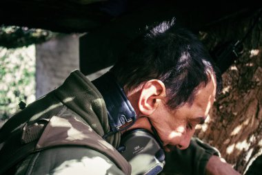 Sumy Oblastı, Ukrayna, 01 Ekim 2024 Ukrayna ordusunun bir havan topu ekibi Ukrayna 'nın Sumy Oblastı' nda sıkı çalışıyor. Ukrayna ve Rusya arasındaki savaş neredeyse üç yıldır sürüyor.