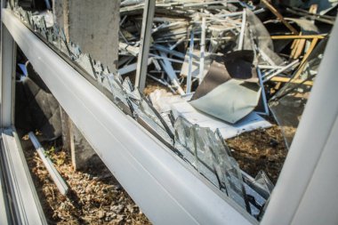 Sumy, Ukrayna, 30 Eylül 2024 Sumy 'deki Saint Panteleimon Tıp Merkezi' ne yapılan saldırıdan sonra en az sekiz kişi öldü. Hastaneye Shahed kamikaze dronları çarpmış..