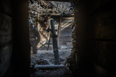 Sumy Oblastı, Ukrayna, 01 Ekim 2024 Ukrayna ordusunun bir havan topu ekibi Ukrayna 'nın Sumy Oblastı' nda sıkı çalışıyor. Ukrayna ve Rusya arasındaki savaş neredeyse üç yıldır sürüyor.