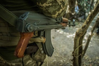 Sumy Oblastı, Ukrayna, 01 Ekim 2024 Ukrayna ordusunun bir havan topu ekibi Ukrayna 'nın Sumy Oblastı' nda sıkı çalışıyor. Ukrayna ve Rusya arasındaki savaş neredeyse üç yıldır sürüyor.