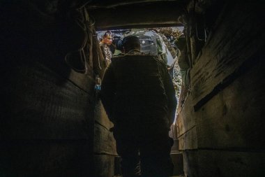 Sumy Oblastı, Ukrayna, 01 Ekim 2024 Ukrayna ordusunun bir havan topu ekibi Ukrayna 'nın Sumy Oblastı' nda sıkı çalışıyor. Ukrayna ve Rusya arasındaki savaş neredeyse üç yıldır sürüyor.