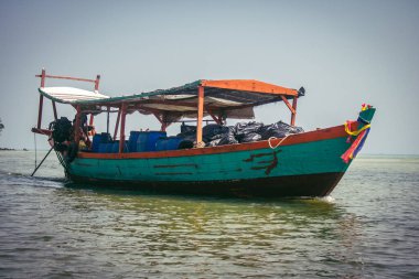 Preak Svay, Koh Rong Adası, Kamboçya, 6 Şubat 2025 Daily Life adanın kuzeyinde bulunan otantik bir yüzen Khmer balıkçı köyünde. Nüfusun ana faaliyeti balıkçılıktır..