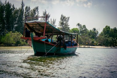 Preak Svay, Koh Rong Adası, Kamboçya, 6 Şubat 2025 Daily Life adanın kuzeyinde bulunan otantik bir yüzen Khmer balıkçı köyünde. Nüfusun ana faaliyeti balıkçılıktır..