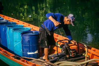 Preak Svay, Koh Rong Adası, Kamboçya, 6 Şubat 2025 Daily Life adanın kuzeyinde bulunan otantik bir yüzen Khmer balıkçı köyünde. Nüfusun ana faaliyeti balıkçılıktır..