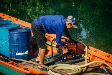 Preak Svay, Koh Rong Adası, Kamboçya, 6 Şubat 2025 Daily Life adanın kuzeyinde bulunan otantik bir yüzen Khmer balıkçı köyünde. Nüfusun ana faaliyeti balıkçılıktır..