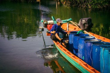Preak Svay, Koh Rong Adası, Kamboçya, 6 Şubat 2025 Daily Life adanın kuzeyinde bulunan otantik bir yüzen Khmer balıkçı köyünde. Nüfusun ana faaliyeti balıkçılıktır..
