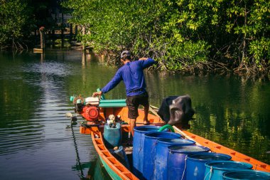 Preak Svay, Koh Rong Adası, Kamboçya, 6 Şubat 2025 Daily Life adanın kuzeyinde bulunan otantik bir yüzen Khmer balıkçı köyünde. Nüfusun ana faaliyeti balıkçılıktır..