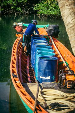Preak Svay, Koh Rong Adası, Kamboçya, 6 Şubat 2025 Daily Life adanın kuzeyinde bulunan otantik bir yüzen Khmer balıkçı köyünde. Nüfusun ana faaliyeti balıkçılıktır..