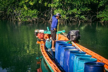 Preak Svay, Koh Rong Adası, Kamboçya, 6 Şubat 2025 Daily Life adanın kuzeyinde bulunan otantik bir yüzen Khmer balıkçı köyünde. Nüfusun ana faaliyeti balıkçılıktır..
