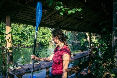 Preak Şvay, Koh Rong Adası, Kamboçya, 6 Şubat 2025 Turistler adanın kuzeyinde bulunan otantik bir yüzen Khmer balıkçı köyünü ziyaret ediyorlar. Nüfusun ana faaliyeti balıkçılıktır.