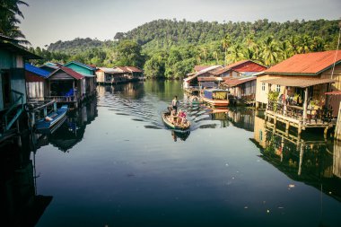Preak Svay, Koh Rong Adası, Kamboçya, 6 Şubat 2025 Daily Life adanın kuzeyinde bulunan otantik bir yüzen Khmer balıkçı köyünde. Nüfusun ana faaliyeti balıkçılıktır..