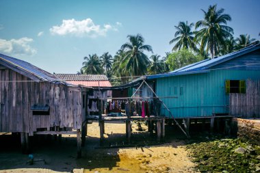 Preak Svay, Koh Rong Adası, Kamboçya, 6 Şubat 2025 Daily Life adanın kuzeyinde bulunan otantik bir yüzen Khmer balıkçı köyünde. Nüfusun ana faaliyeti balıkçılıktır..