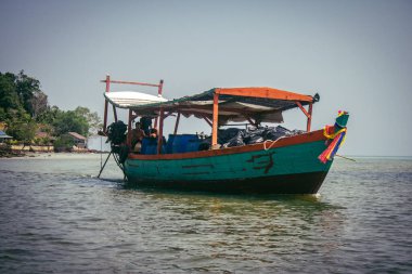 Preak Svay, Koh Rong Adası, Kamboçya, 6 Şubat 2025 Daily Life adanın kuzeyinde bulunan otantik bir yüzen Khmer balıkçı köyünde. Nüfusun ana faaliyeti balıkçılıktır..