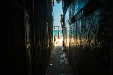 Koh Rong, Kamboçya, 9 Şubat 2025 Koh Touch sokakları, Koh Rong 'un ana turizm bölgesi. Plaj barlarla, restoranlarla, gece kulüpleriyle, misafir evleriyle, bungalovlarla ve müzik festivalleriyle dolu..