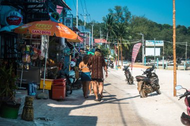 Koh Rong, Kamboçya, 9 Şubat 2025 Koh Touch sokakları, Koh Rong 'un ana turizm bölgesi. Plaj barlarla, restoranlarla, gece kulüpleriyle, misafir evleriyle, bungalovlarla ve müzik festivalleriyle dolu..