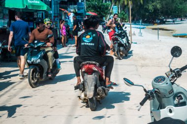 Koh Rong, Kamboçya, 9 Şubat 2025 Koh Touch sokakları, Koh Rong 'un ana turizm bölgesi. Plaj barlarla, restoranlarla, gece kulüpleriyle, misafir evleriyle, bungalovlarla ve müzik festivalleriyle dolu..