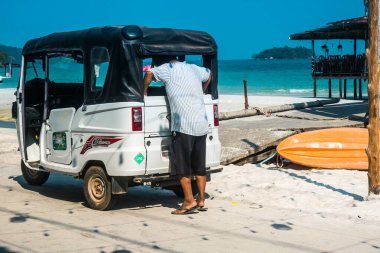 Koh Rong, Kamboçya, 9 Şubat 2025 Koh Touch sokakları, Koh Rong 'un ana turizm bölgesi. Plaj barlarla, restoranlarla, gece kulüpleriyle, misafir evleriyle, bungalovlarla ve müzik festivalleriyle dolu..