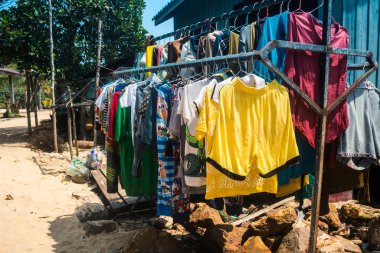 Koh Rong, Kamboçya, 9 Şubat 2025 Koh Touch sokakları, Koh Rong 'un ana turizm bölgesi. Plaj barlarla, restoranlarla, gece kulüpleriyle, misafir evleriyle, bungalovlarla ve müzik festivalleriyle dolu..