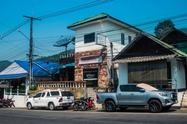 Koh Chang, Tayland, 15 Şubat 2025 Doğu Tayland 'da Koh Chang adası ve caddeleri. Vahşi ve el değmemiş plajları, hareketli pazarı ve hareketli sokak hayatı ile ünlüdür..