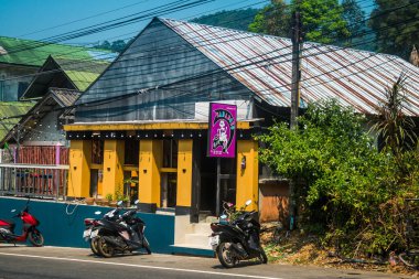 Koh Chang, Tayland, 15 Şubat 2025 Doğu Tayland 'da Koh Chang adası ve caddeleri. Vahşi ve el değmemiş plajları, hareketli pazarı ve hareketli sokak hayatı ile ünlüdür..