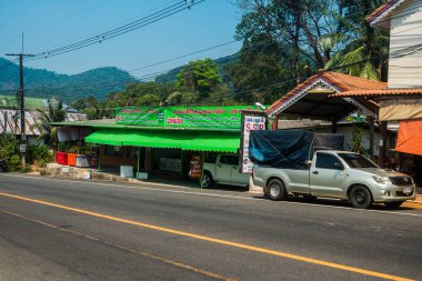 Koh Chang, Tayland, 15 Şubat 2025 Doğu Tayland 'da Koh Chang adası ve caddeleri. Vahşi ve el değmemiş plajları, hareketli pazarı ve hareketli sokak hayatı ile ünlüdür..