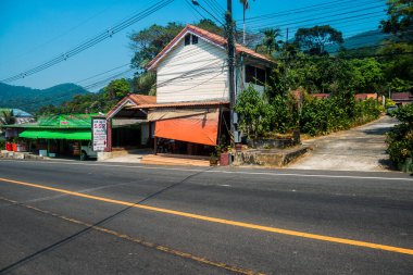 Koh Chang, Tayland, 15 Şubat 2025 Doğu Tayland 'da Koh Chang adası ve caddeleri. Vahşi ve el değmemiş plajları, hareketli pazarı ve hareketli sokak hayatı ile ünlüdür..