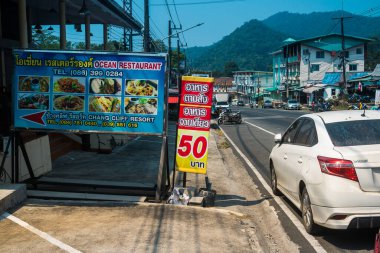 Koh Chang, Tayland, 15 Şubat 2025 Doğu Tayland 'da Koh Chang adası ve caddeleri. Vahşi ve el değmemiş plajları, hareketli pazarı ve hareketli sokak hayatı ile ünlüdür..