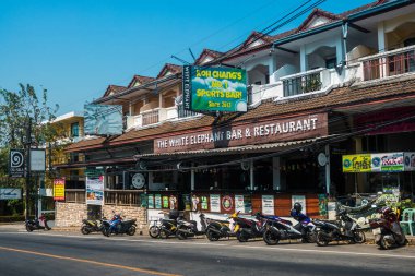 Koh Chang, Tayland, 15 Şubat 2025 Doğu Tayland 'da Koh Chang adası ve caddeleri. Vahşi ve el değmemiş plajları, hareketli pazarı ve hareketli sokak hayatı ile ünlüdür..