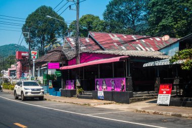 Koh Chang, Tayland, 15 Şubat 2025 Doğu Tayland 'da Koh Chang adası ve caddeleri. Vahşi ve el değmemiş plajları, hareketli pazarı ve hareketli sokak hayatı ile ünlüdür..