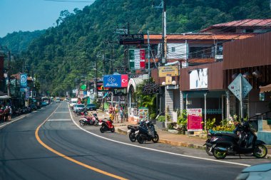 Koh Chang, Tayland, 15 Şubat 2025 Doğu Tayland 'da Koh Chang adası ve caddeleri. Vahşi ve el değmemiş plajları, hareketli pazarı ve hareketli sokak hayatı ile ünlüdür..