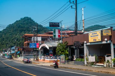 Koh Chang, Tayland, 15 Şubat 2025 Doğu Tayland 'da Koh Chang adası ve caddeleri. Vahşi ve el değmemiş plajları, hareketli pazarı ve hareketli sokak hayatı ile ünlüdür..