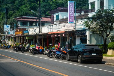 Koh Chang, Tayland, 15 Şubat 2025 Doğu Tayland 'da Koh Chang adası ve caddeleri. Vahşi ve el değmemiş plajları, hareketli pazarı ve hareketli sokak hayatı ile ünlüdür..