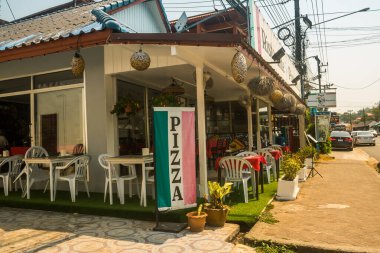Koh Chang, Tayland, 15 Şubat 2025 Doğu Tayland 'da Koh Chang adası ve caddeleri. Vahşi ve el değmemiş plajları, hareketli pazarı ve hareketli sokak hayatı ile ünlüdür..