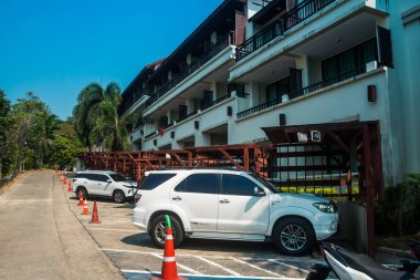 Koh Chang, Tayland, 15 Şubat 2025 Doğu Tayland 'da Koh Chang adası ve caddeleri. Vahşi ve el değmemiş plajları, hareketli pazarı ve hareketli sokak hayatı ile ünlüdür..