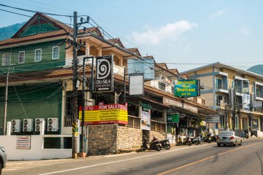 Koh Chang, Tayland, 15 Şubat 2025 Doğu Tayland 'da Koh Chang adası ve caddeleri. Vahşi ve el değmemiş plajları, hareketli pazarı ve hareketli sokak hayatı ile ünlüdür..