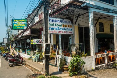 Koh Chang, Tayland, 15 Şubat 2025 Doğu Tayland 'da Koh Chang adası ve caddeleri. Vahşi ve el değmemiş plajları, hareketli pazarı ve hareketli sokak hayatı ile ünlüdür..