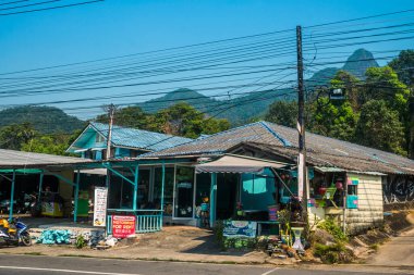 Koh Chang, Tayland, 15 Şubat 2025 Doğu Tayland 'da Koh Chang adası ve caddeleri. Vahşi ve el değmemiş plajları, hareketli pazarı ve hareketli sokak hayatı ile ünlüdür..
