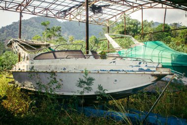 Koh Chang, Tayland, 16 Şubat 2025 Grand Laguna Oteli 'nin terk edilmiş tekneleri. Kapandıktan sonra, bina terk edildi ve yavaş yavaş bozulmaya başladı. Tekneler yok edilmeyi bekliyor..