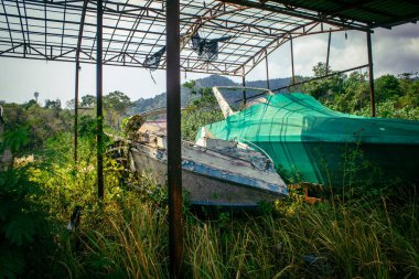 Koh Chang, Tayland, 16 Şubat 2025 Grand Laguna Oteli 'nin terk edilmiş tekneleri. Kapandıktan sonra, bina terk edildi ve yavaş yavaş bozulmaya başladı. Tekneler yok edilmeyi bekliyor..